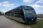 Frankreich / Straßenbahn Bordeaux: Alstom Citadis 302 der TBC Bordeaux, Wagen 2545, aufgenommen im September 2015 in der Nähe der Haltestelle  Place de la Bourse  in Bordeaux.