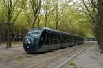 Frankreich / Straßenbahn Bordeaux: Alstom Citadis 402 der TBC Bordeaux, Wagen 2228, aufgenommen im September 2015 in der Nähe der Haltestelle  Quinconces  in Bordeaux.