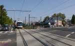 In Nantes-Doulon verlaufen die Tramstrecke der TAN und die Tram-Trainstrecke der SNCF parallel jeweils zweispurig.
Tram TAN-361 (ADTranz-Bombardier Incentro) verkehrt als Ligne 1 nach Francois-Mitterand.
Rechts der nicht mehr in Betrieb befindliche SNCF-Bahnhof Doulon. Hier ist heute eine Abstellanlage für Tram-Trainzüge.
2014-07-19 Nantes Doulon