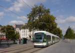 Am Rande der Alstadt ist hier Tram TAN-352 (Typ ADTranz-Bombardier Incentro, Baujahr 2000) als Ligne 1 nach Ranzay unterwegs.
Diese Straßenbahn gehört zur zweiten Generation moderner Straßenbahnen in Nantes. 
Der Tramtyp Incentro wurde von ADTranz entwickelt. Nach der Übernahme durch Bombardier wurde die weitere Vermarktung dann zugunsten der bei Bombardier entwickelten Tramtypen eingestellt. 

2104-07-19 Nantes Bouffay-Cours-Franklin-Roosevelt