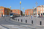 Nice / Nizza Lignes d'Azur Ligne de tramway / SL T1 (Alstom Citadis-302 01) Place Masséna am 24. September 2021. - Über den schönen Place Masséna fahren die Züge der T1 ohne Oberleitung, weil man gemeint hat, dass die Oberleitungsmasten und die Fahrdraht die Architektur und das Ambiente des Platzes stören würden - das gilt offenbar nicht für die modernen Kunstwerke auf den Stahlröhren, die sich auf dem Platz befinden!  