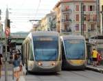 Triebwagen 01 und 16 der Straßenbahn Nice/Nizza begegnen sich am 07.06.2014 am Hauptbahnhof. Nachdem die letzte meterspurige Linie 1953 eingestellt wurden, begann dort mit der Eröffnung am 26.11.2007 ein neues (normalspuriges) Straßenbahnzeitalter. Momentan verkehrt nur die Linie 1 mit 8,2 km Länge, es gibt jedoch Ausbaupläne, bis 2019 soll die Netzlänge 28 km betragen. Für zwei kurze oberleitungslose innerstädtische Streckenabschnitte sind die Fahrzeuge vom Typ Citadis 302 (01-13) und 402 (14-28) auch mit einem Batterieantrieb versehen.