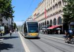 Nice / Nizza Lignes d'Azur SL T1 am 25. Juli 2015: Der Alstom Citadis-402 15 har eben die Haltestelle Jean Médecin am Centre Commercial Nice Étoile in der Avenue Jean Médecin verlassen. Die Straßenbahn fährt in Richtung Hôpital Pasteur über Place Masséna und Place Garibaldi.