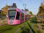 Tram CITURA-101 (Citadis-302 Alstom2010) unterwegs auf Rasengleis als Ligne-B  Richtung Hôpital-Debré.