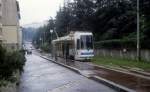 Saint-Étienne STAS SL 4 Solaure (Endstation) im Juli 1992. - Die Niederflur-Gelenktriebwagen für die Strassenbahn in Saint-Étienne wurden 1988-89 bestellt; der erste Wagen kam im Juli 1990 an, und die Wagen wurden im Dezember 1991 in Betrieb genommen. Die Hersteller waren die Firmen GEC Alstohm (Frankreich) und Atéliers Mécaniques de Vevey in der Schweiz. Die Zulieferer waren u.a. die deutschen Firmen DÜWAG, Hanning & Kahl, KIEPE, die schweizerische Firma Hasler und die französischen Firmen Faively und Saft. 