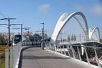 KEHL (Ortenaukreis), 14.10.2017, Tramlinie D der Straßburger Straßenbahn nach Poteries auf der Tram- und Fußgängerbrücke Beatus Rhenanus (Glücklicher Rhein) über den Rhein; die Brücke wurde im April 2017 eingeweiht