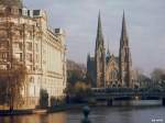 . Vor der Kirche über die Brücke -

Die Straßburger Straßenbahn (Linie C) auf der Pont Royal vor der Kulisse der St.-Paul Kirche. 

analoge Aufnahme 12.2002 (Matthias)