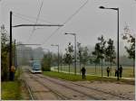 - Herbst in Strasbourg - Beim Bahnbildertreffen am 29.10.2011 in Strasbourg begeben sich die Fotografen morgens frh auf Entdeckungstour der Straenbahn. Es wird noch viel diskutiert und beraten zwischen den Haltestellen Elmerforst und Martin Schongauer. Die Menschen auf dem Bild sind BB Fotografen und sind mit der Verffentlichung des Bildes einverstanden. (Jeanny)