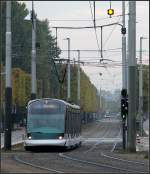 Sandbahnkörper - 

Die erste Straßenbahnstrecke in Straßburg führte von Hautepierre Maillon über die Innenstadt bis Baggersee und ging 1994 in Betrieb. Hier ein Blick auf die Strecke mit Sandbahnkörper südlich der Station Krimmeri in der Avenue de Colmar. Die Masten in diesem Abschnitt sind recht dominant. 

30.10.2011 (M)