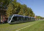 Tram Tisséo-5004 (Citadis302 Alstom2010) auf Rasengleis unterwegs als T1 Richtung Aéroconstellation.