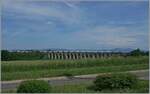 Eine VFLI EURO 4000 mit ihrem Güterzug auf der Fahrt in Richtung Mulhouse fährt kurz vor Dannemarie über den 490 Meter langen Viaduc de Dannemarie, welcher in den Jahren 1860-1862