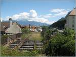 Ein Blick in die Schweiz vom zur Zeit stillgelegten Trasse der Strecke Evian - St-Gingolph wenige Meter von der Grenze entfernt, im Hintergrund sind Fahrleitungsmasten zu sehen, welche bereits zum