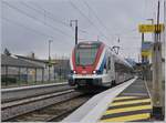 Der SBB CFF LEX 522 223 beim Halt in Pringy, die gelb schraffierte Bodenfläche recht unten im Bild führt zum niveaugleichen Übergang zum gegenüberliegenden Bahnsteig.