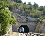 Dieser Regionalzug durchfährt den Tunnel auf dem Bahnhofgebiet von Niolon in Richtung Marseille. Niolon, 3.6.2024