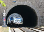 Dieser Regionalzug nach Marseille hat den Tunnel und den Bahnhof Niolon soeben verlassen.