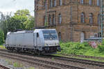 Die von Akiem vermietete 186 261 ist am 22.05.2022 im Bahnhof Minden unterwegs zu ihrem Güterzug, den sie in Kürze in Richtung Süden befördern wird.