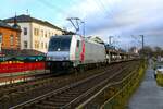 AKIEM Bombardier Traxx 185 579-0 mit BLG Logistics Autotransportzug in Rüdesheim (Rhein) am 25.11.23   