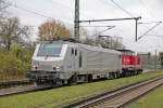 Alstom Prima BB 37053 der Leasinggesellschaft  Akiem  von Bebra kommend bei der Durchfahrt in Baunatal Guntershausen. 14.11.2014