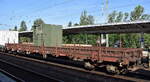 Französischer Drehgestell-Flachwagen vom Einsteller ERMEWA SA in einem Militärzug mit einem Diesel Stromaggregat der französischen Armee beladen im Bahnhof Schönefeld b.