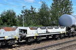 Französischer Drehgestell-Flachwagen mit Lademulden für Coils vom Einsteller ERMEWA SA mit der Nr. 33 TEN 87 F-ERSA 4785 359-0 Shmmns in einem gemischten Güterzug am 18.07.24 Höhe Bahnhof Saarmund.