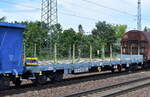 Französischer Drehgestell-Flachwagen mit Rungen vom Einsteller ERMEWA SA mit der Nr.33 RIV 87 F-ERSA 399 2 229-6 Rs R80 2 in einem gemischten Güterzug am 29.05.24 Höhe Bahnhof
