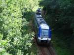 Der Nahverkehrszug von Quimper nach Brest (SNCF Baureihe B 82500) ist gerade in Chateaulin seinem Gegenzug begegnet und wird jeden Moment den Aulne-Viadukt überqueren.

02.07.2015