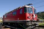 Sogar eine Lok der RhB Ge 4/4 II 613 'Domat/Ems' wurde nach Balsthal zum Re 4/4 Jubiläum transportert, am 15.9.24 beim Bahnhof Balsthal.