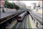 Blick am 5.3.2020 auf die U-Bahn Station Monastiraki in Athen. Gerade fährt ein Zug aus Piräus in Richtung Kifissia ein. Die Strecke von Piräus, die grüne Linie 1, verläuft bis hier nahezu oberirdisch.