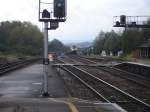 Sdausfahrt des Bahnhofes in Exeter; Im Vordergrund sieht man die Englischen Licht-Hauptsignale; im Hintergrund kann man den in krze einfahrenden InterCity nach Plymouth erkennen