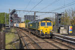 Freightliner 66565 durchfährt am 19. April 2019 den Bahnhof Camden Road mit einem Containerzug.