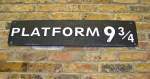 Zwischen den Gleisen 8 und 9 findet man im Bahnhof King's Cross nach langem Suchen und unter Anleitung eines freundlichen Bahn-Mitarbeiters dieses Kuriosum  la Harry Potter - der Durchgang in die Zaubererwelt zum  Gleis 9 3/4 , der allerdings verschlossen war;)... Ganz nett gemacht, find ich!:)