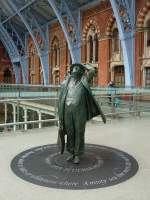 Sir John Betjeman (1906-1984) setzte sich fr den Erhalt der viktorianischen Fassade von London St. Pancras ein. Hier scheint sein Abbild die groartige Bahnsteighalle zu bewundern. London St. Pancras International, 2009-09-20.