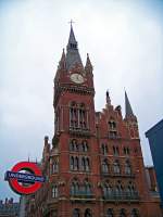Der sakral-hnliche Turm des Fernbahnhofes St. Pancras mit Underground-Schild davor, 18.3.010. Dieser Bahnhof ist der  Fernverkehrsteil  von King's Cross...