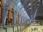 London St. Pancras International, 20.04.2011, Zielbhf fr Eurostar-Zge mit Blick auf die untere Ebene fr Fahrkartenkauf und Shopping