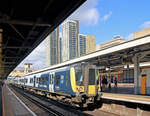 Class 450: Elektrischer Zug 450 103 der Southwestern Railway bei der Einfahrt in Woking, im Westen von London.