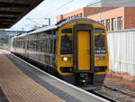 Der Triebzug 158753 Anfang Mai 2019 am Bahnhof in York.