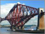 Dieses Meisterwerk der Technik bentigt einen immensen Unterhalt und man sieht auf diesem Foto, dass an mehreren Stellen gearbeitet wird und zwar auch an den andern zwei Segmenten. Brcke ber den Firth of Forth. (04.08.2008)