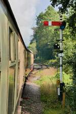 Einfahrtssignal vor Middle Forge Junction der Dean Forest Railway, 14.9.2016     In Middle Forge Junction teilt sich die Strecke nach Parkend (gerade) und zur Norchard Low Level Station (rechts).