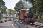 Am Ende des Bahnhofs Port Erin ausserhalb des Rangierbereichs befindet sich einer dieser typisch englischen Bahnbergnge, wo entweder die Bahn, oder wie hier, die Strasse freie Fahrt hat. (10.08.2011)