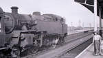 Die Standard Tenderloks 80000 - 80154 wurden ab 1951 gebaut. Hier fährt Lok 80101 ganz vorsichtig durch die kleine Station Towyn an der walisischen Westküste. 21.Juli 1964 