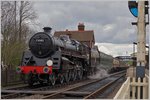 Die Dampflok 73082, Baujahr 1955, wartet in Sheffield Park auf die Abfahrt nach East Grinstead.