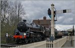 Die prächtige 73 082 2-D-1 Dampflok der Bluebell Railway wartet in Sheffield Park auf die Abfahrt nach East Grinstead mit Halt in Horsted Keynes und Kingscote.