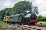 War Department 75196 -heute in Eigentum der Stoomcentrum Maldegem- zieht ein kurzer Dampfpendelzug aus Simpelveld am 8 Juli 2017.