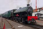 War Department 75196 steht mit ein Dampfpendelzug nach Eeklo am 6 mai 2023 abfahrtbereit in Maldegem während das Dampfwochenende.