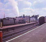  West Country  Pacifics der (einstigen) Southern Railway: Die Hauptstrecke von London Waterloo in den Südwesten nach Southampton, Bournemouth und Weymouth blieb so lange beim Dampfbetrieb bis zur Vollendung ihrer Elektrifikation im Juli 1967. Im Bild wartet Lok 34097  Holsworthy  in Waterloo Station auf Abfahrt Richtung Südwesten. 30.Juli 1964 