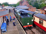  West Country  Pacifics der (einstigen) Southern Railway: In England geht man vor Dampflokomotiven in die Knie (wohl um sie anzubeten). Lok 34059 durchfährt die Station Sheffield Park (diese heisst so, weil sie 1882 für einen Lord Sheffield erbaut wurde, der sein Gut in der Nähe hatte.) Das Rot-Weiss des Wagens entspricht der Standard-Farbgebung vieler englischer Züge in den 50er-Jahren. 16.Juni 2024  