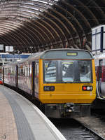 Der Triebzug 142089 ist am Bahnhof in York abgestellt.