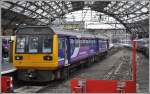 142 007 Northern, die englischen zweiachsigen Schienenbusse, in Liverpool Lime Street.