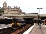 150 245 mit Zug Edinburgh-Dunblane auf Bahnhof Edinburgh Waverley am 28-7-1999.