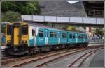 150217 von Arriva verkehrt durch das Conwy Valley hinunter zum Seebad Llandudno. Beachtet den Grssenunterschied von 1435 zu 600mm. Blaenau Ffestiniog (14.08.2011)